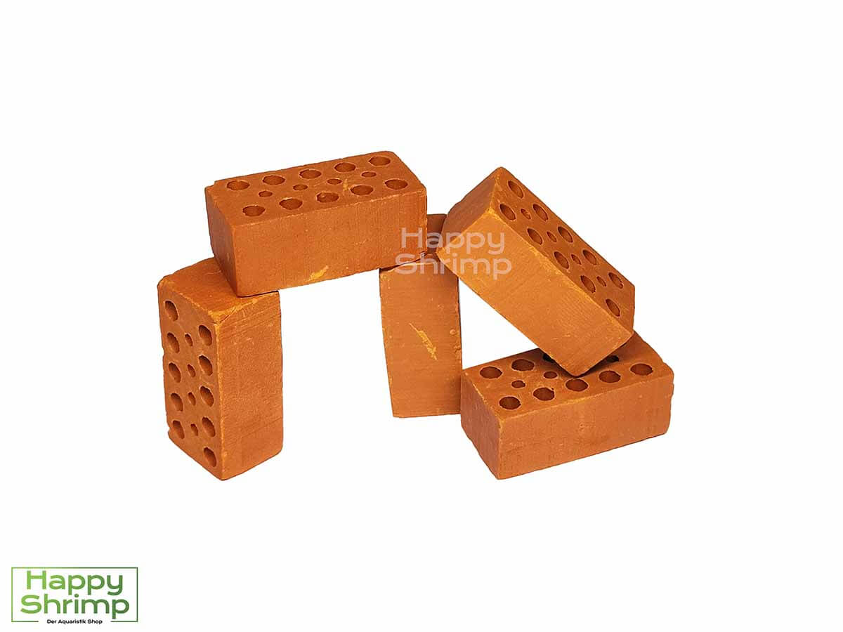 Mini Ziegel eignen sich optimal für dein Garnelen Aquarium. Aber auch für Aquarien mit Welsen oder Krebsen sind diese kleinen Dekoration Steine aus natürlichem Ton geeignet.